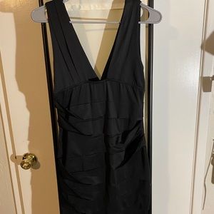 Black sleevless v neck mini dress